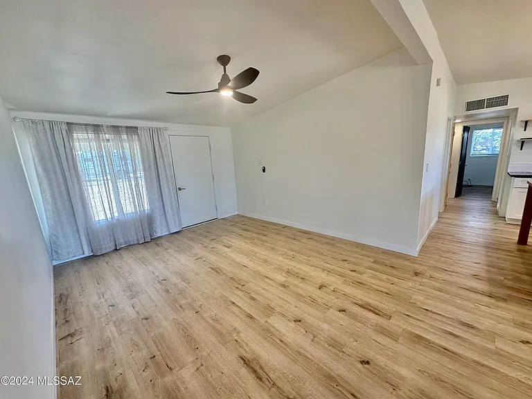 227 S Avenue B — Photo 3