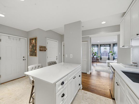 4th image of 5953 N Winthrop Ave APT 1E