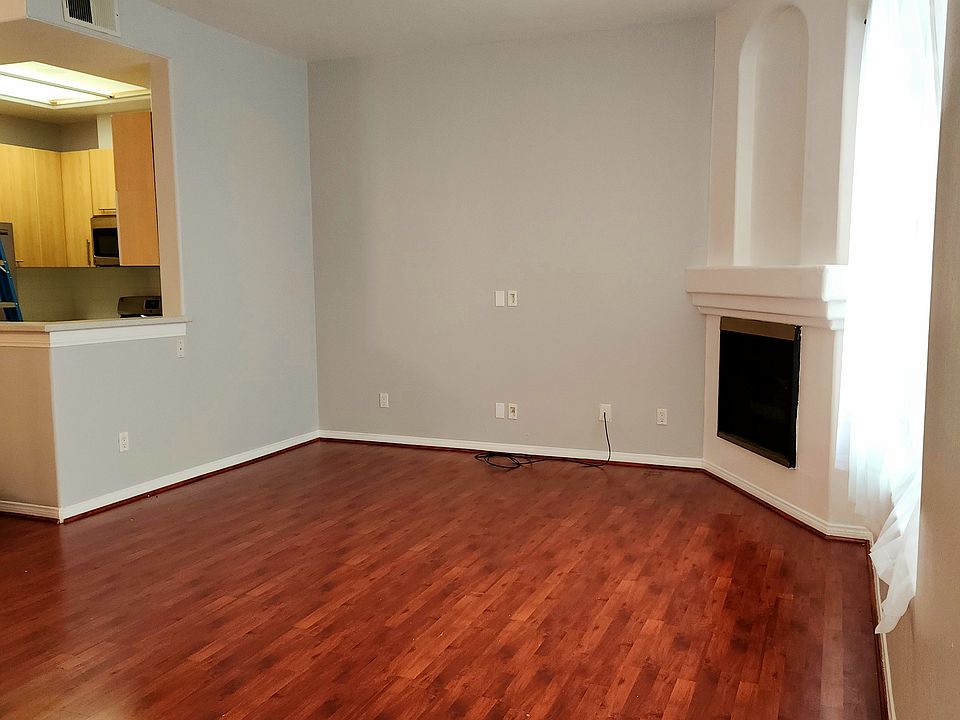 Nice size living room with fireplace and nice to the kithen.