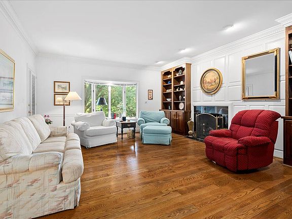 5th image of 709 Turf Ct