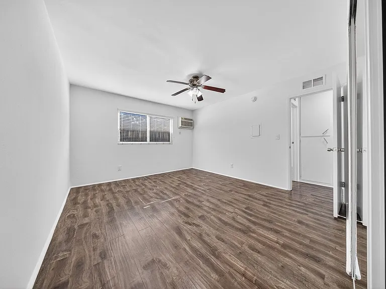 10736 Magnolia Blvd — Photo 32