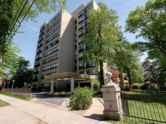 2nd image of 6095 Coburg Rd #702