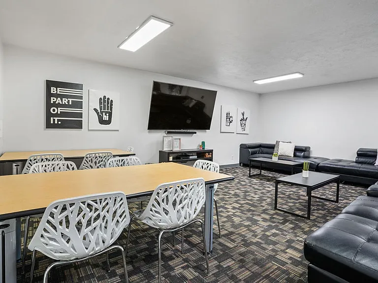 STUDENT HOUSING - MUST BE 18-30YRS OLD — Photo 18