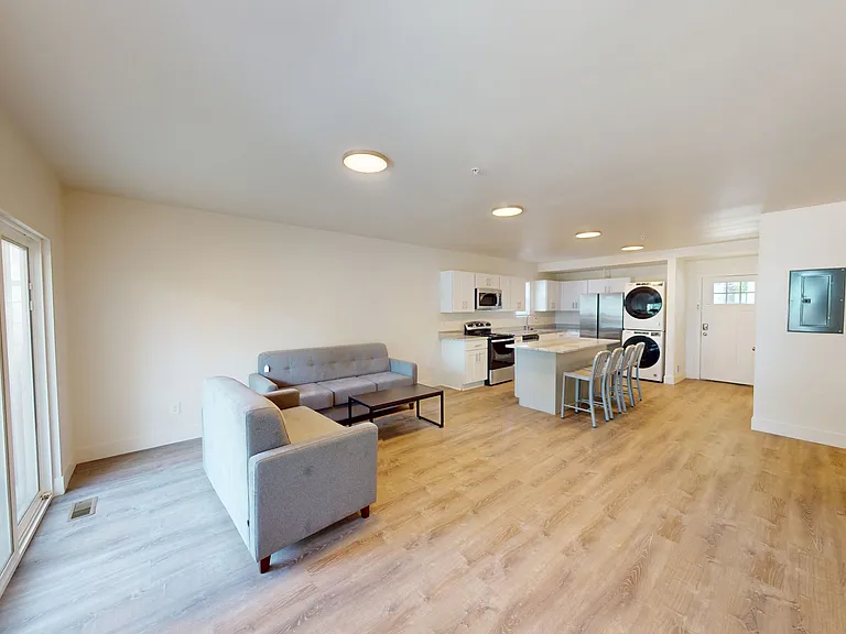 912 Mary St — Photo 3