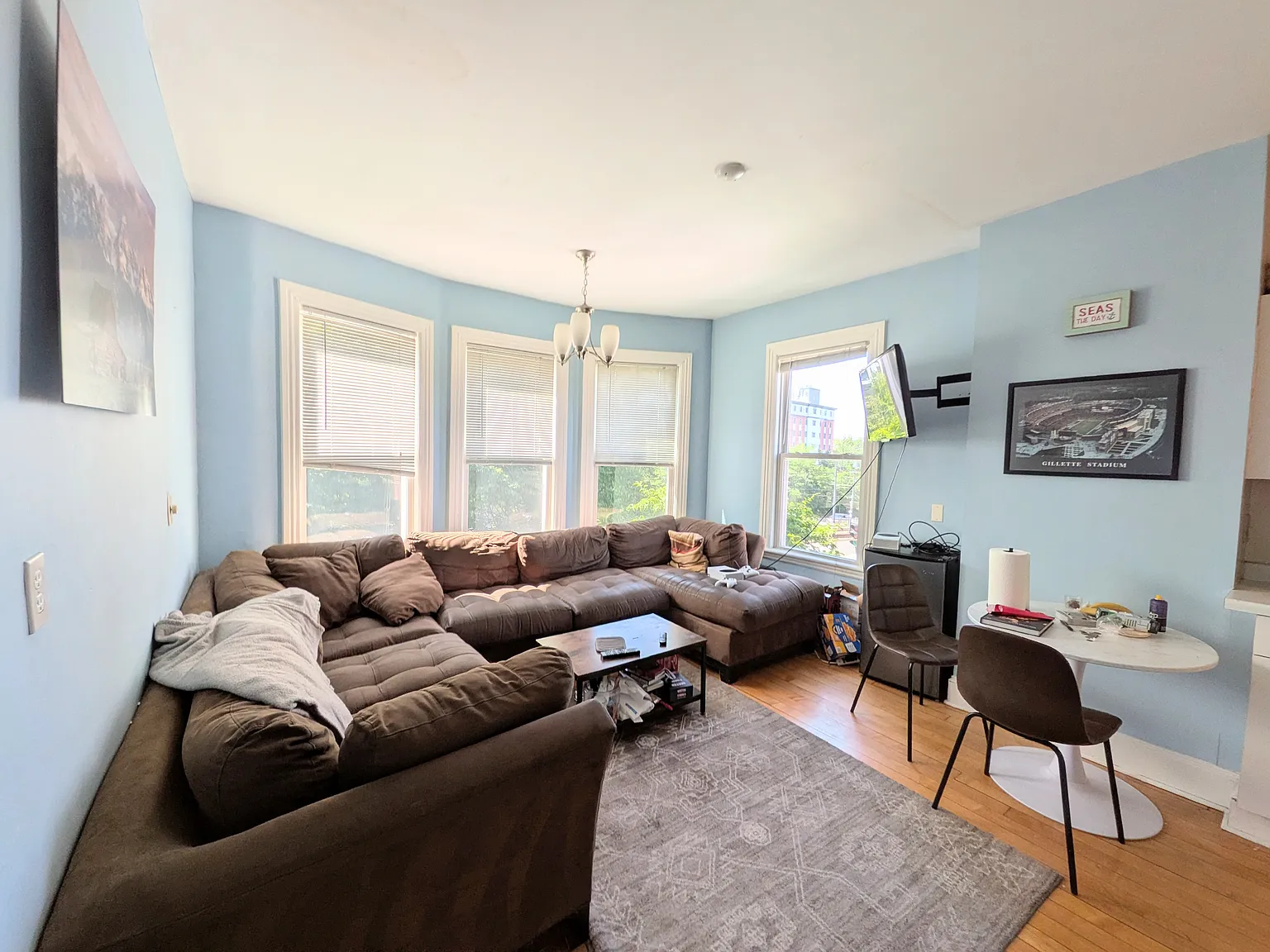 4 bed, 9999 sqft, $4,200 — Photo 1