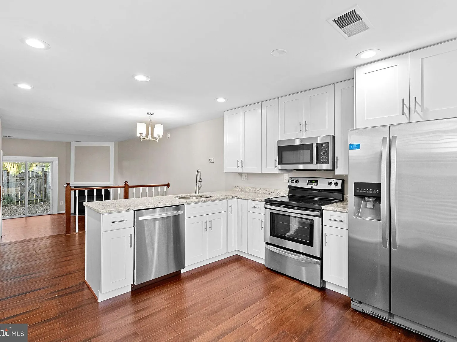 2 bed, 1.5 bath, 1090 sqft, $2,800 — Photo 2