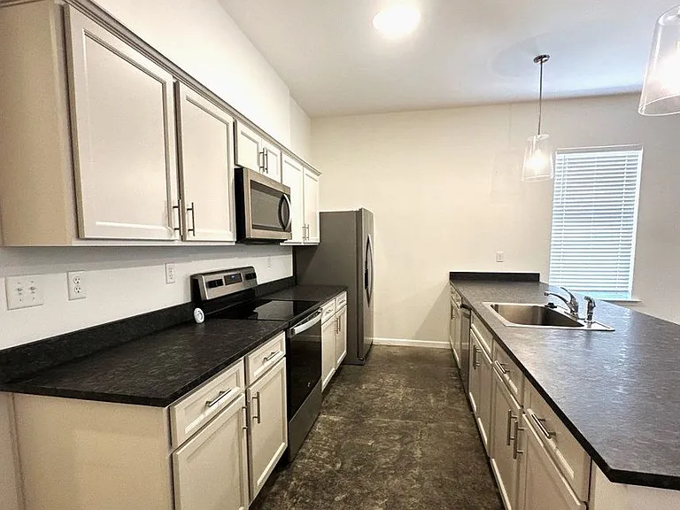 Overton Square Flat Now Available for lease @ 78 N. Rembert! — Photo 3