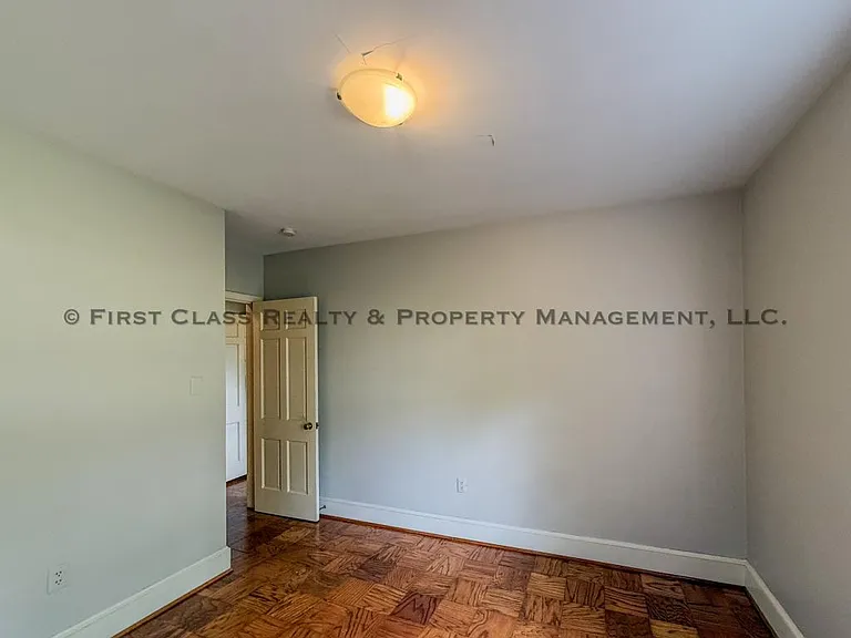 500 Ashworth Rd — Photo 41