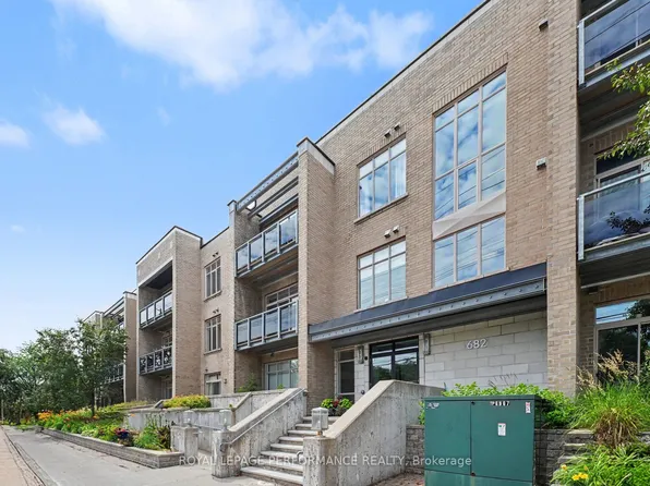 682 Churchill Ave N #208, Ottawa, ON K1Z 5G5
