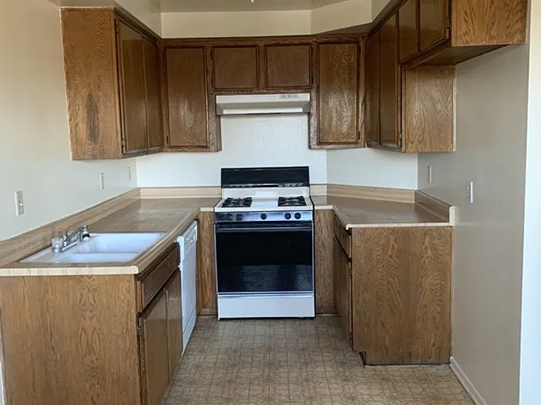 13415 Doty Ave — Photo 10