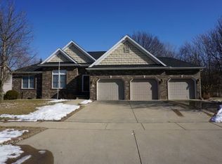 10 Timbers Ct, Bloomington, IL 61701