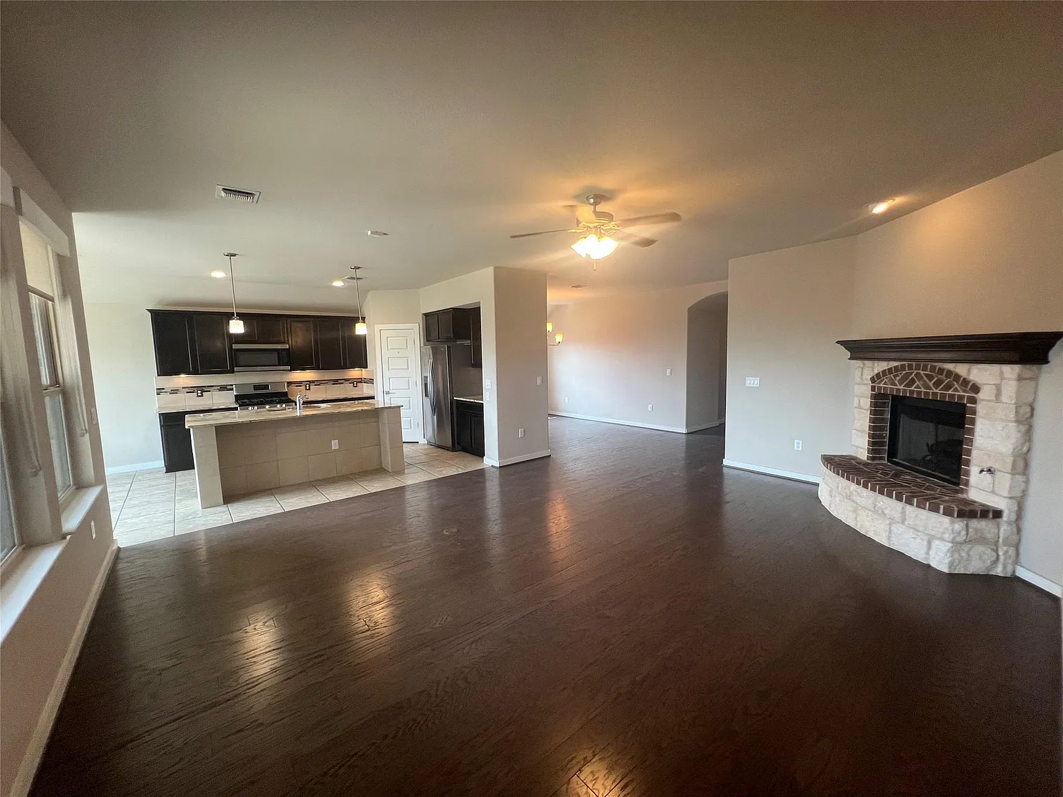 4 bed, 2.0 bath, 2111 sqft, $2,500 — Photo 2