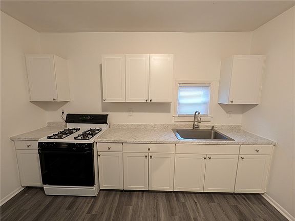 3rd image of 196 Kenwood Ave