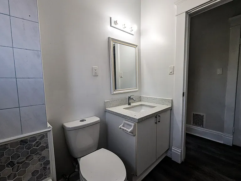 84 Ahrens St W #B — Photo 16