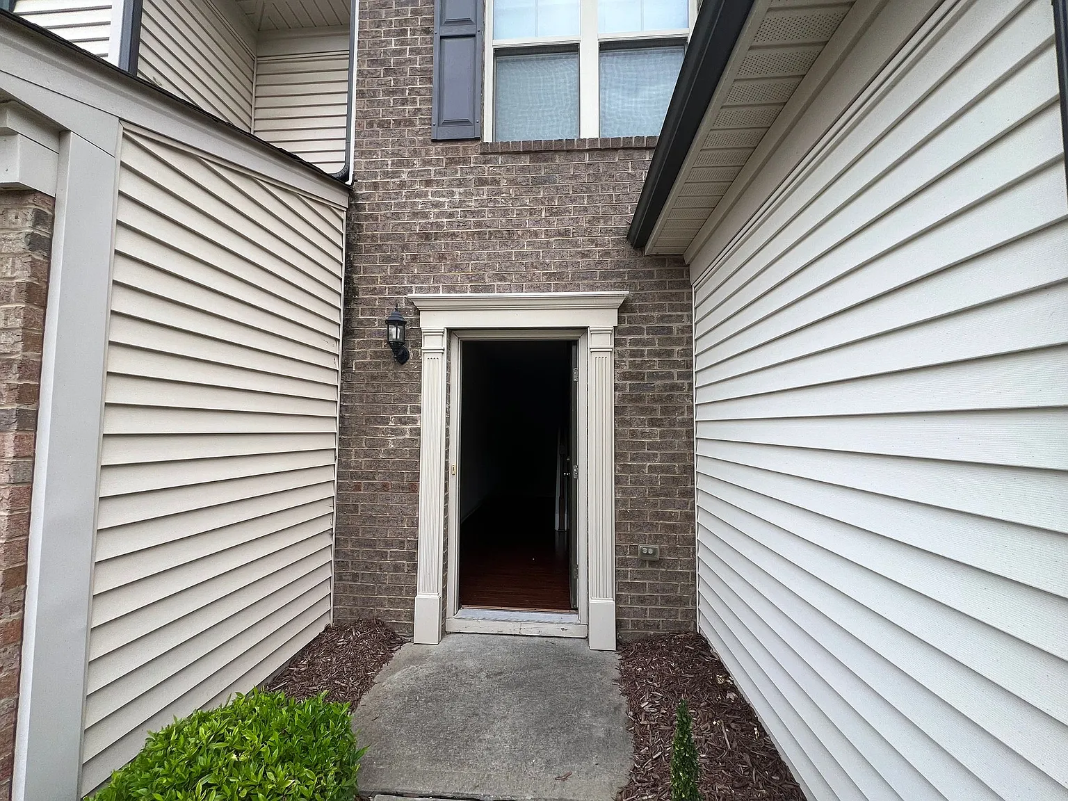 3 bed, 2.5 bath, 1776 sqft, $2,100 — Photo 2