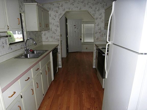 2nd image of 644 Periwinkle Cir