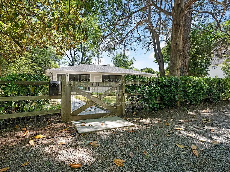 611 Poindexter Dr — Photo 2