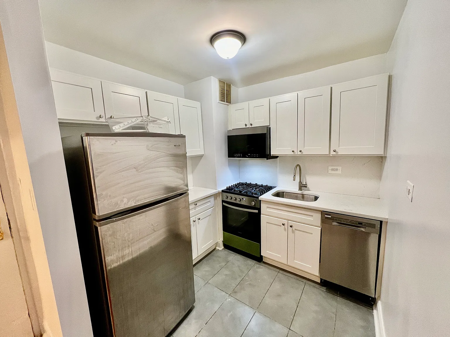 Studio, 700 sqft, $1,825 — Photo 4
