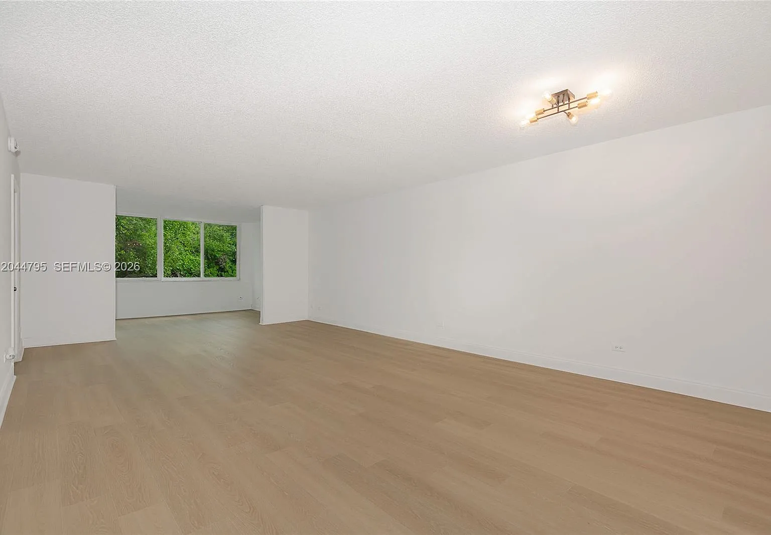 Royal Oaks Condo — Photo 2