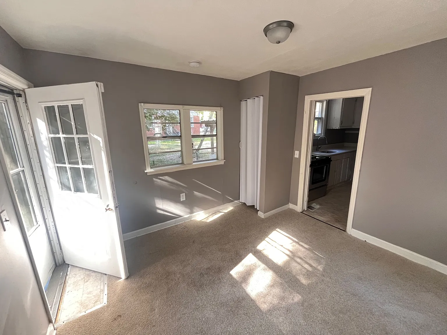 4902 Linden St — Photo 2
