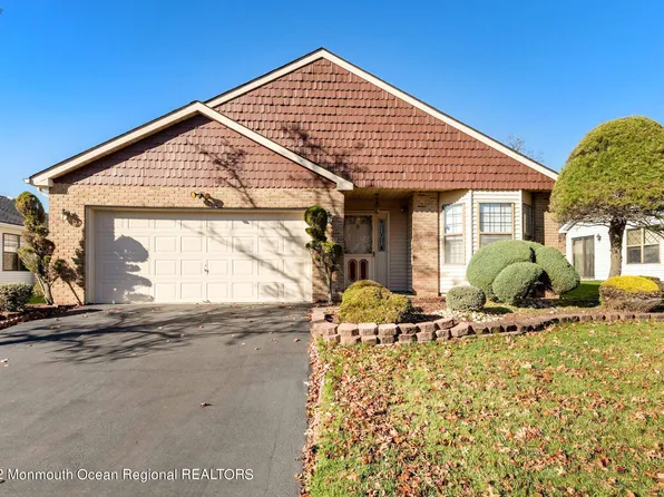 8 Peasley Drive, Marlboro, NJ 07746