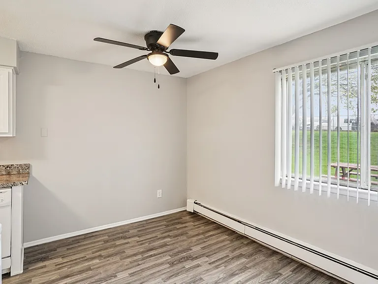 Hillcrest Club Apartments — Photo 23