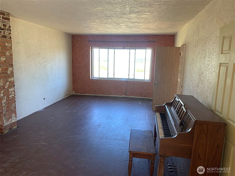 4th image of 3037 Massey Road