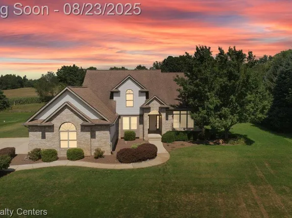 2858 Katie Ln, Milford, MI 48380