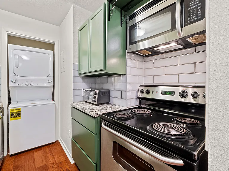 1110 W 22nd St #2 — Photo 9