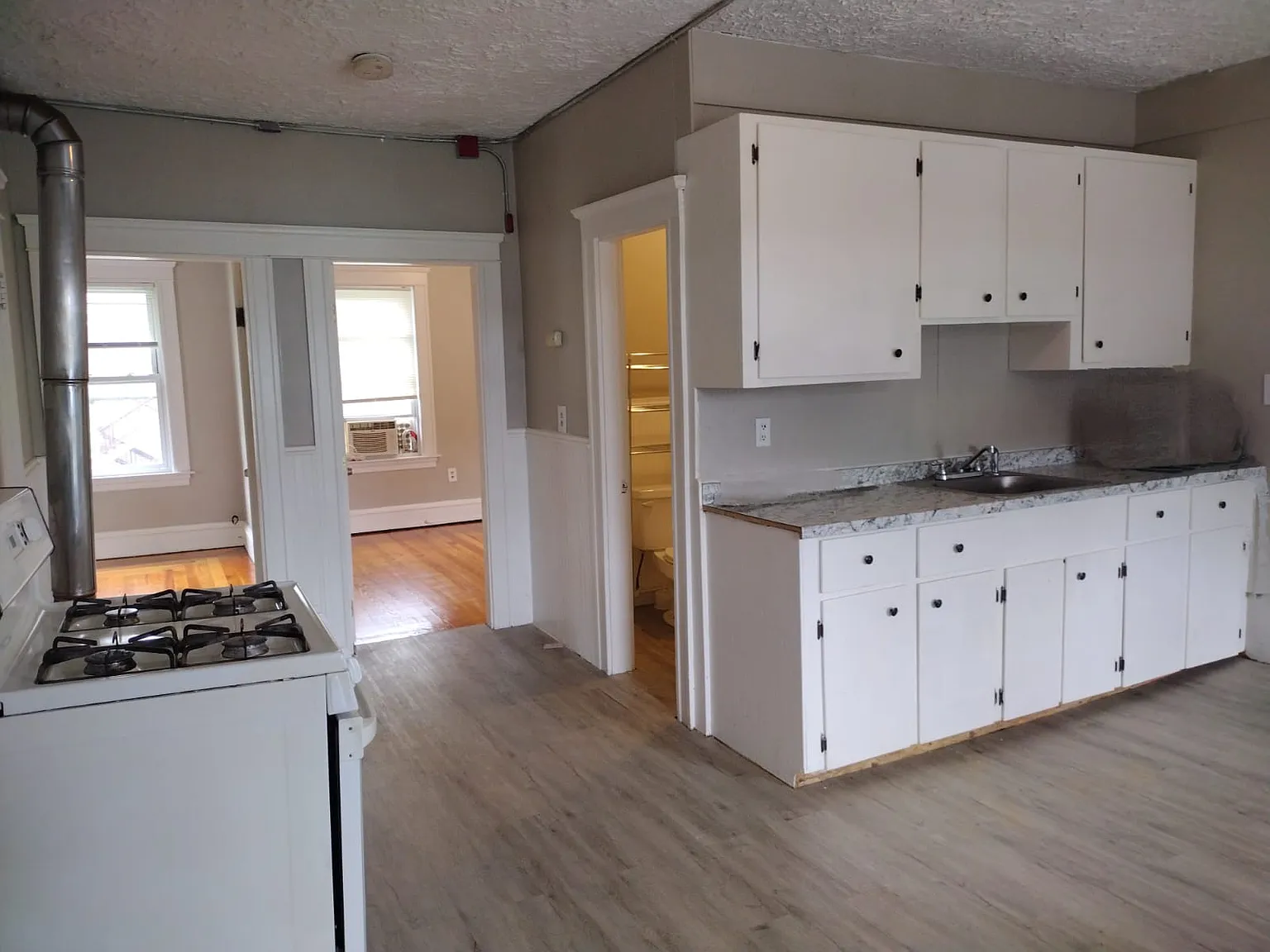 1 bed, 700 sqft, $1,200 — Photo 3