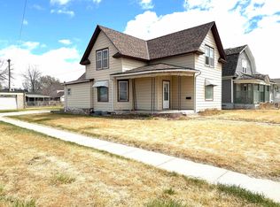 302 9th St, Gothenburg, NE 69138