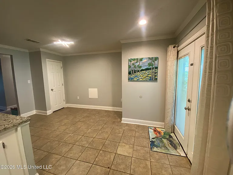 218 Alverado Dr — Photo 6