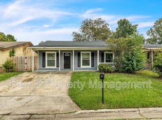 4 Base Dr, Savannah, GA 31406