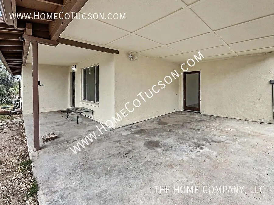 2320 W Calle Grato Spacious Home on Large Lot in Oracle — Photo 3