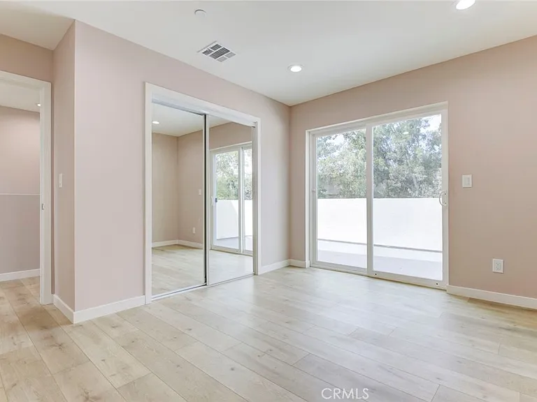 15557 Wyandotte St — Photo 20