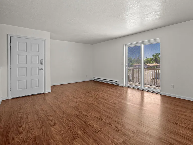 1535 Poplar Dr #10 — Photo 4
