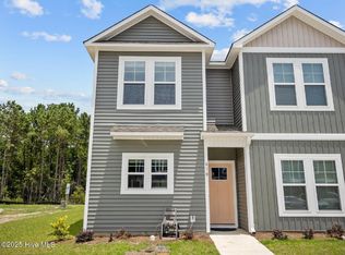 610 Jacks Crossing Dr, Hubert, NC 28539