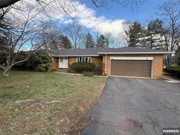 7 Tufts Ct, Paramus, NJ 07652