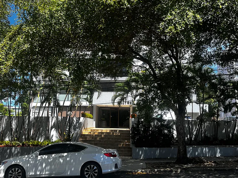 658 Avenue Miramar Cond Hilltop — Photo 2