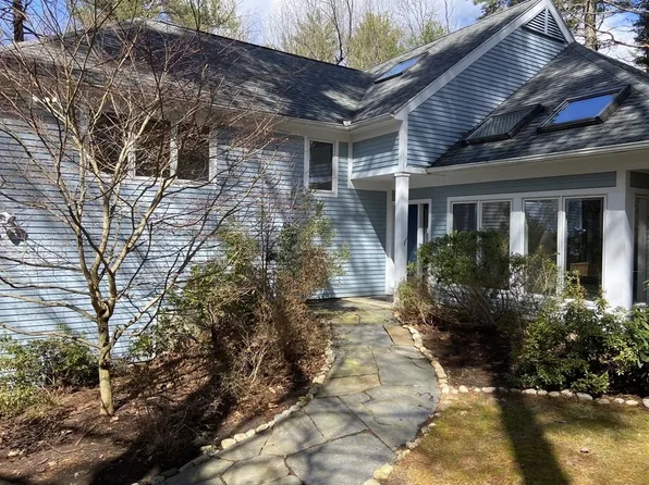 83 Larkspur Dr, Amherst, MA 01002