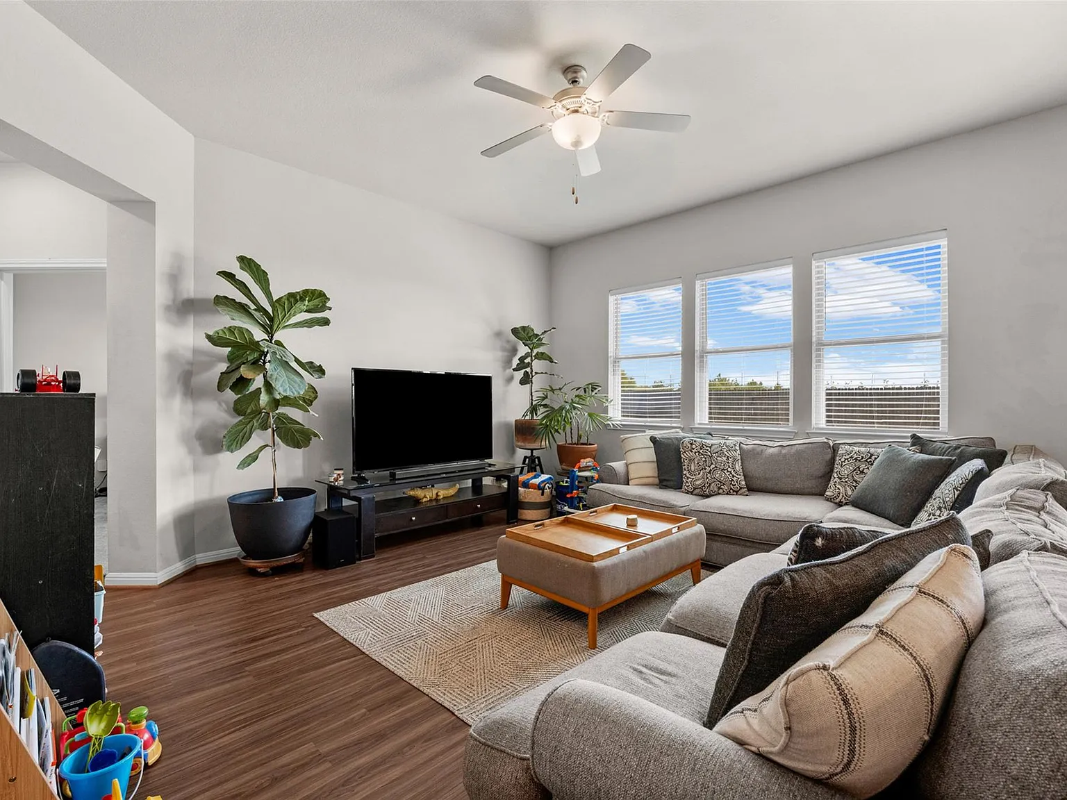 4 bed, 2.5 bath, 2603 sqft, $2,600 — Photo 3