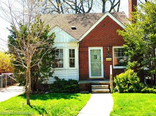 1945 Hawthorne Rd, Grosse Pointe Woods, MI 48236