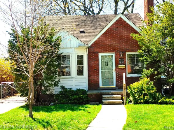 1945 Hawthorne Rd, Grosse Pointe Woods, MI 48236