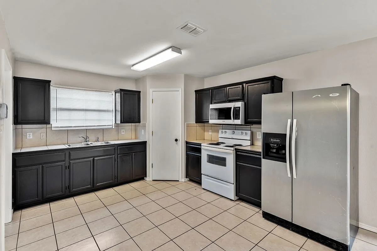4 bed, 3.0 bath, 2076 sqft, $2,000 — Photo 2