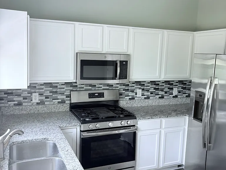1305 Chestnut Ln — Photo 2