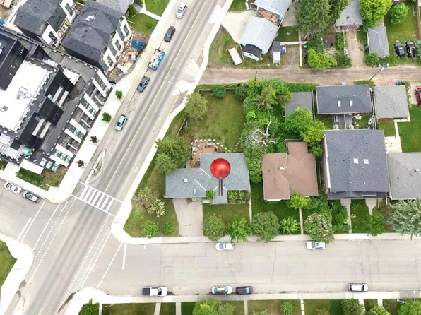 2440 W 22nd St NW, Calgary, AB T2M 3W6