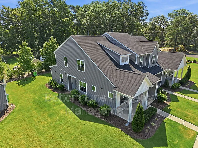 3 bed, 2.5 bath, 1608 sqft, $1,745 — Photo 3