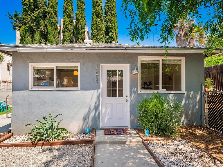 Glen Ave — Photo 1