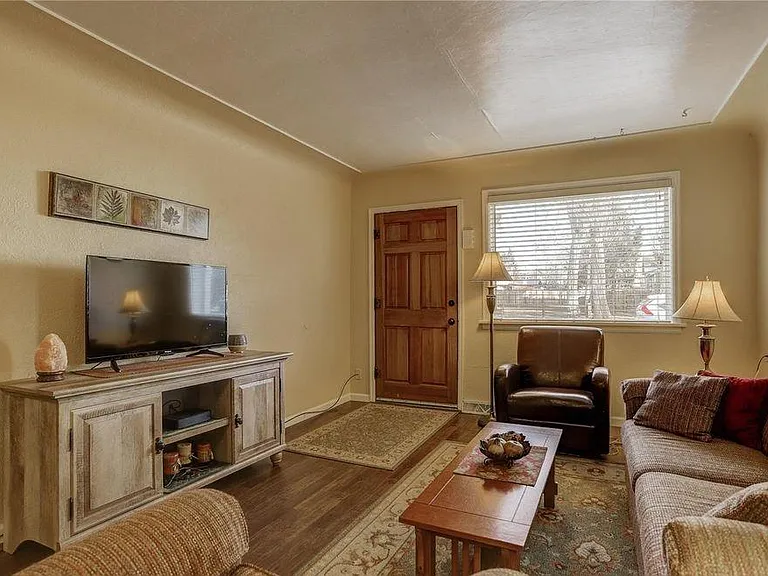 810 E Geneseo St — Photo 3