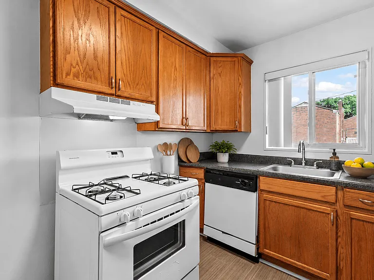 Oak Park Manor Apartments & Townhomes — Photo 22